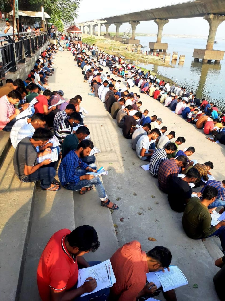 Bihar Govt Job Aspirants Seen Studying On Banks Of River Ganga; Netizens Hail Dedication