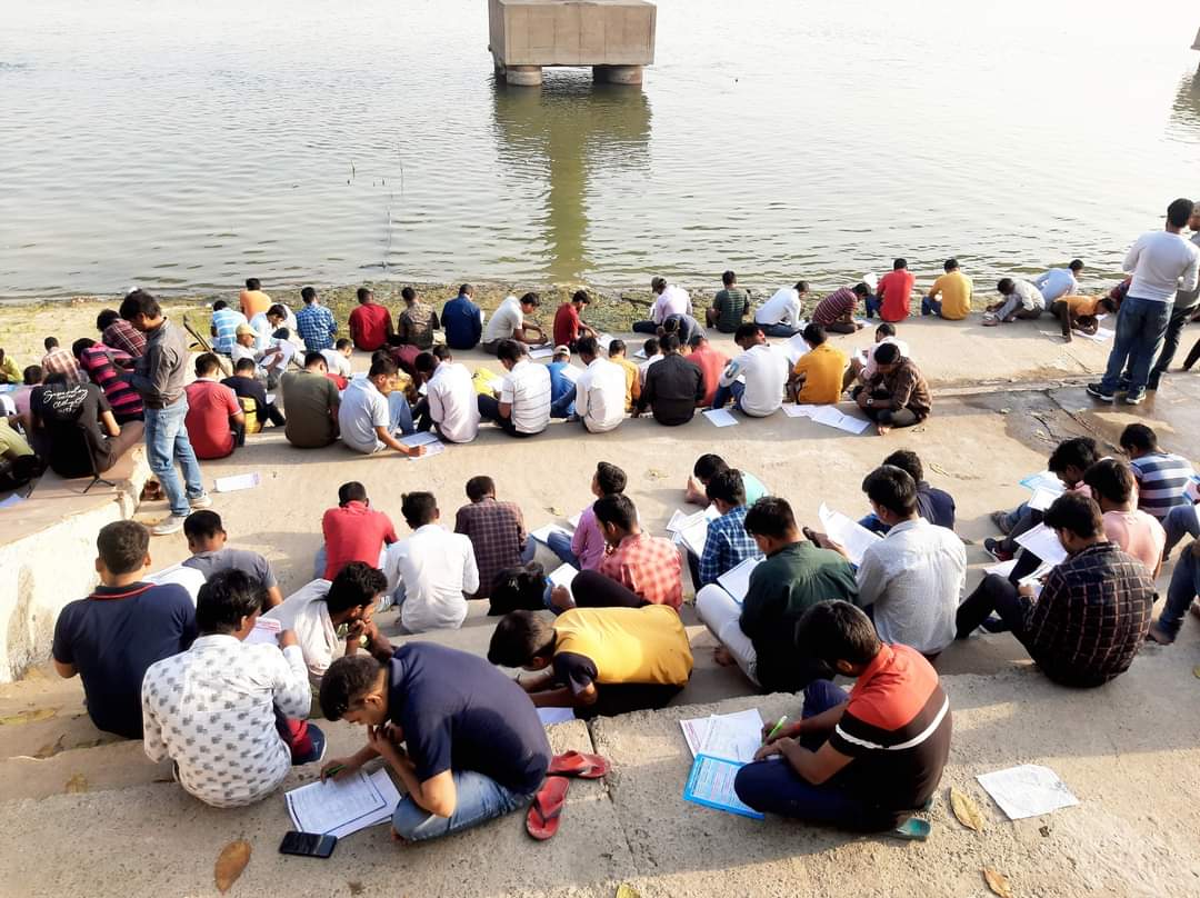 Bihar Govt Job Aspirants Seen Studying On Banks Of River Ganga; Netizens Hail Dedication