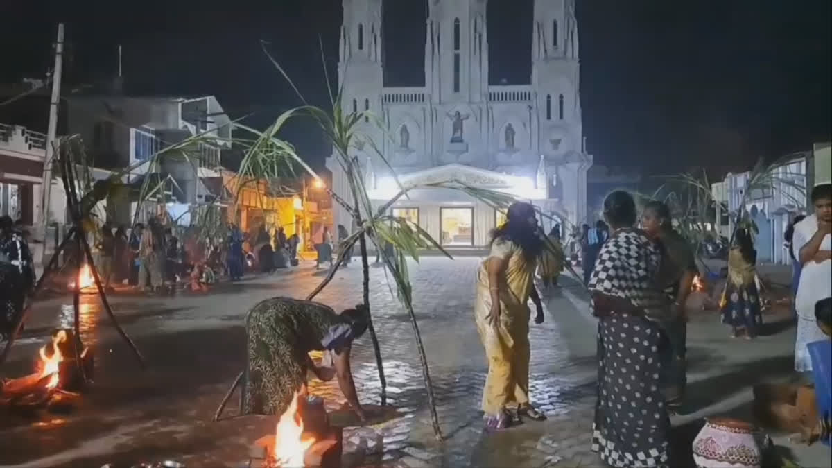 இதுதானே சமத்துவ பொங்கல்..! கிறிஸ்தவ தேவாலயம் முன்பு பொங்கல் கொண்டாடிய மீனவர்கள்..!, equality-pongal-festival-celebrated-by-fishermen-at-church-in-kanyakumari