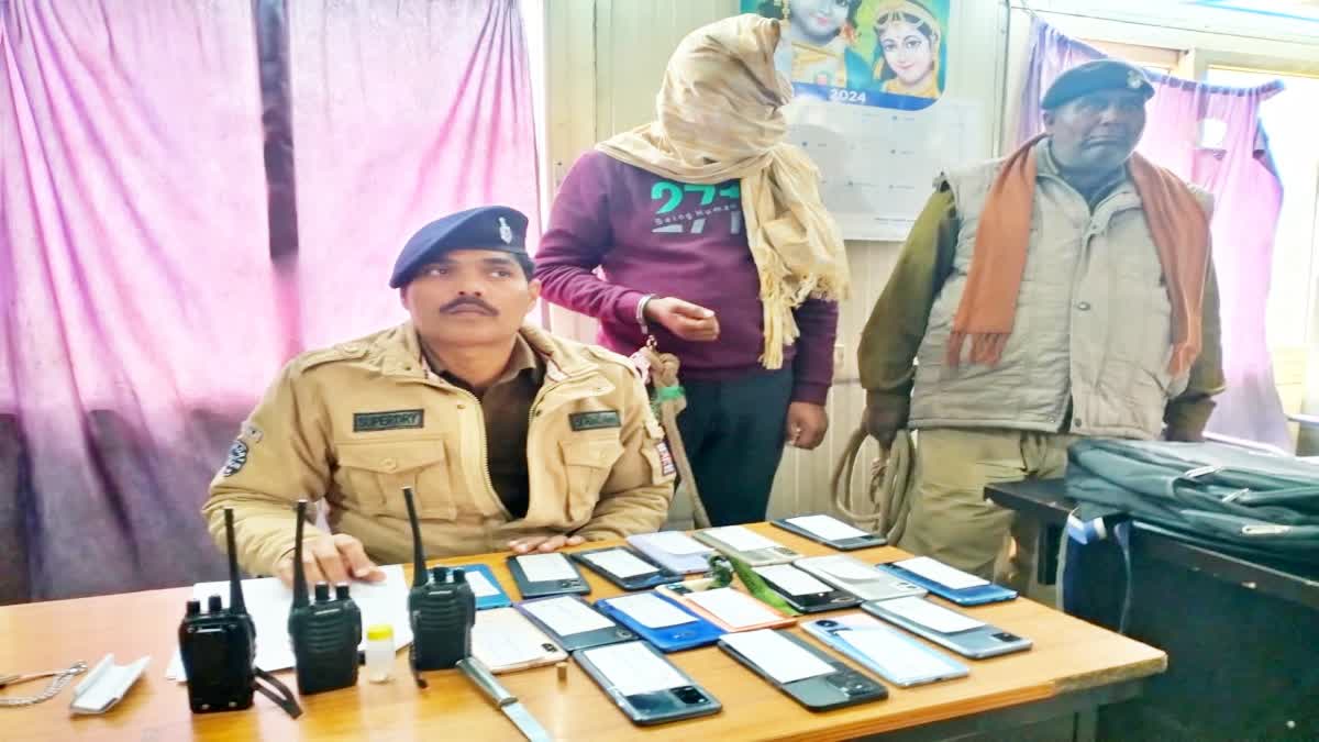 पुलिस ने 17 मोबाइल और खोखा के साथ दबोचा