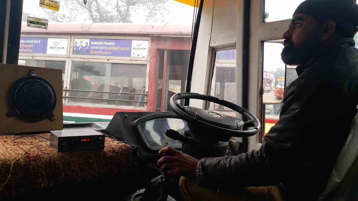 Etv Bharatpassengers-are-traveling-from-agra-to-ayodhya-by-listening-to-ramdhun-and-bhajan-in-roadways-bus