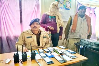 पुलिस ने 17 मोबाइल और खोखा के साथ दबोचा