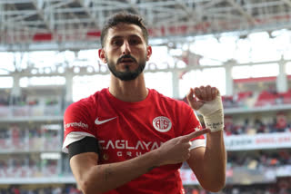 Antalyaspor's Sagiv Jehezkel points a message in his bandage that reads: "100 days. 7.10" as he celebrates after scoring his side's first goal during a Turkish Super Lig soccer match between Antalyaspor and Trabzonspor in Antalya, southern Turkey, Sunday, Jan. 14, 2024. Turkish authorities have detained Turkish top-flight soccer club Antalyaspor's Israeli player Sagiv Jehezkel for questioning after he displayed solidarity with people held hostage by the Hamas militant organization during a league game. (Adem Akalan/DHA via AP)