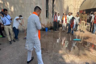 Harsh Sanghvi Surat Visit: સુરત ઈચ્છાનાથ મહાદેવ મંદિરમાં પહોંચ્યાં ગૃહપ્રધાન હર્ષ સંઘવી, કારણ આવું હતું