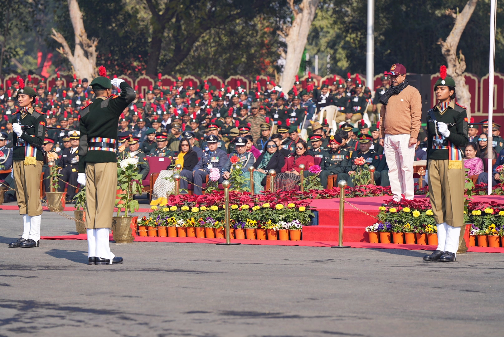 सीएम अरविंद केजरीवाल को गार्ड ऑफ ऑनर की सलामी दी गई.