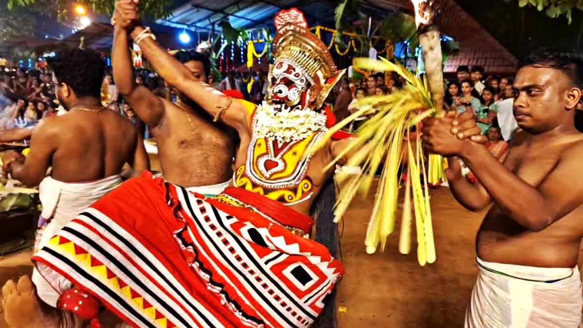 KUNNAMANGALAM GOVERNMENT COLLEGE  LECTURER RAGHUDAS THIRA  THIRAYATTAM  അധ്യാപകൻ രഘുദാസ്