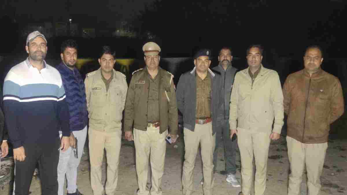 नोएडा में पुलिस और बाइक सवार बदमाश के बीच मुठभेड़