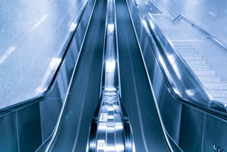 3 YEAR OLD CHILD DIES  DELHI PACIFIC MALL  FALLING FROM ESCALATOR HANDRAIL  മൂന്ന് വയസുകാരന് ദാരുണാന്ത്യം