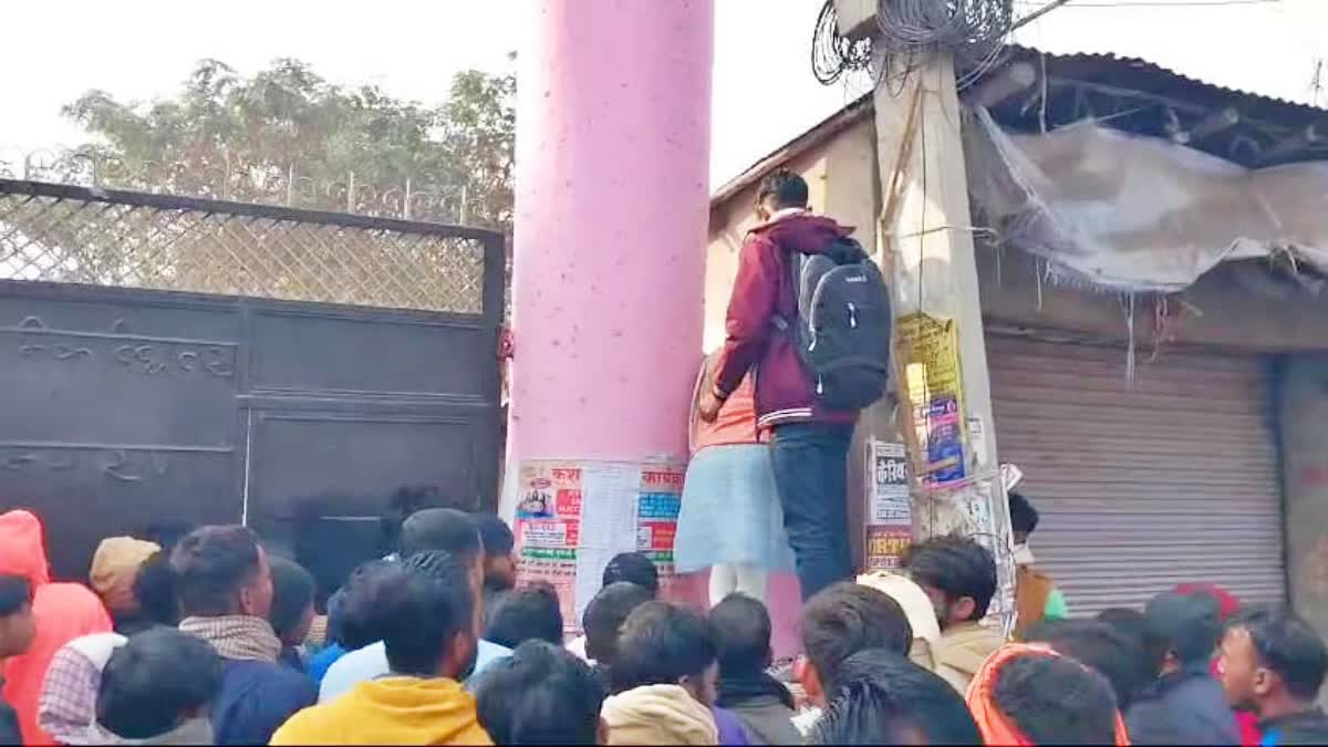 बेतिया में दीवार फांदकर परीक्षा सेंटर पर एंट्री करते दिखे परीक्षार्थी, इंटर के बाद मैट्रिक परीक्षा में भी हंगामा