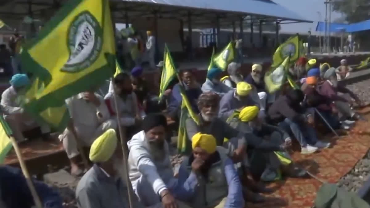 Delhi Chalo protest  Trains diverted farmers portest  പഞ്ചാബ് റെയിൽവേ ട്രാക്ക് സമരം  കർഷക സമരം  കർഷക സമരം ട്രെയിൻ