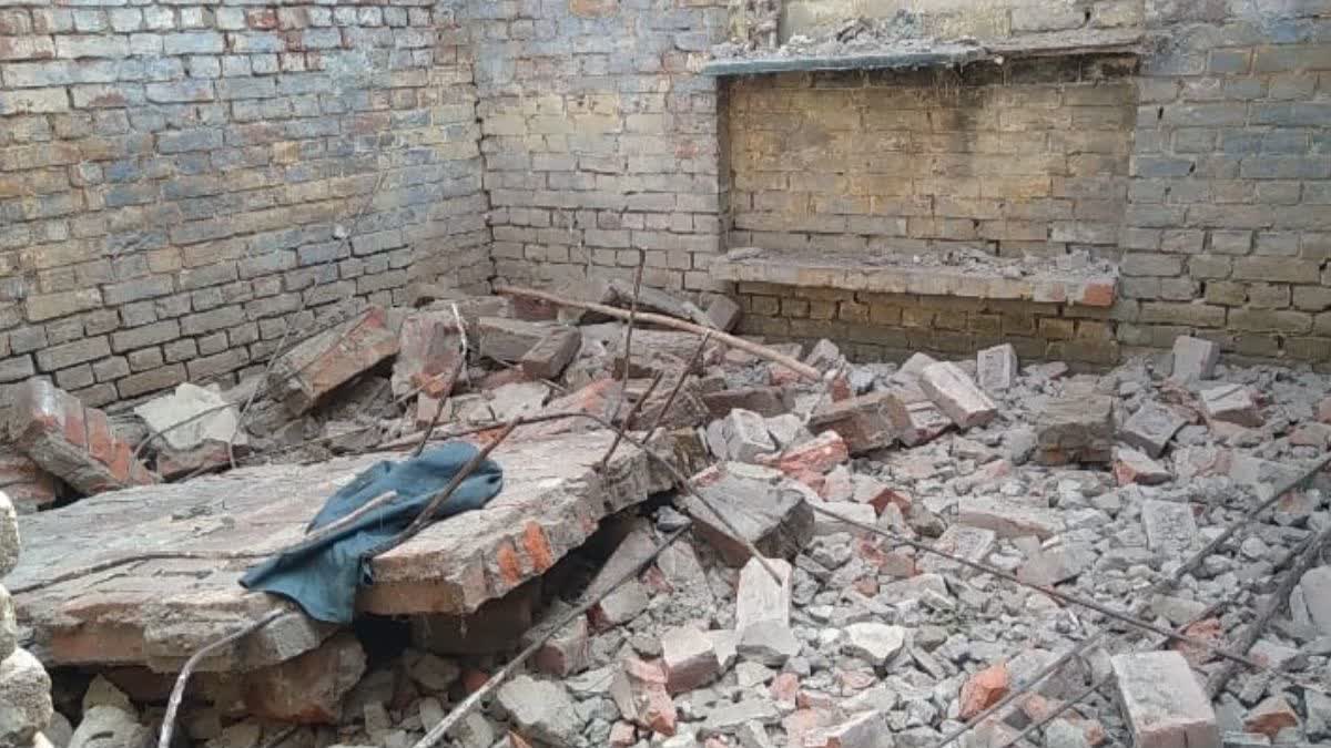 Etv Bharat Two laborers died in Barabanki  wall collapsed in barabanki  बाराबंकी में दीवार गिरी  बाराबंकी में दो मजदूरों की मौत