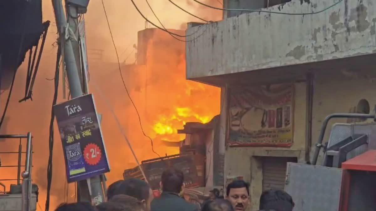 दिल्ली के अलीपुर मार्केट में लगी भीषण आग