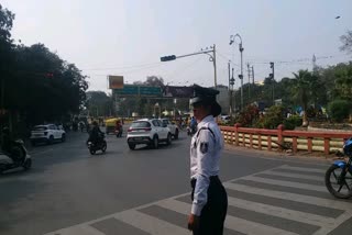 woman traffic police to take care of heavy traffic in indore