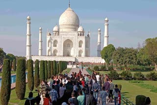 Video of Tourists Posing with Malaysian Flag at Taj Mahal Goes Viral, ASI Seeks Report from CISF
