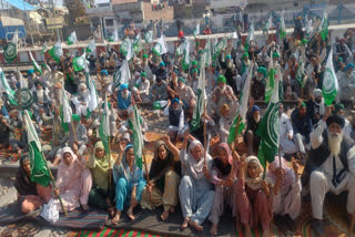 Indian Farmers' Union Dakonda protested against the central government by blocking the Bathinda-Chandigarh railway line