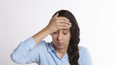 Migraine & hot flashes may raise heart disease, stroke risk in young women