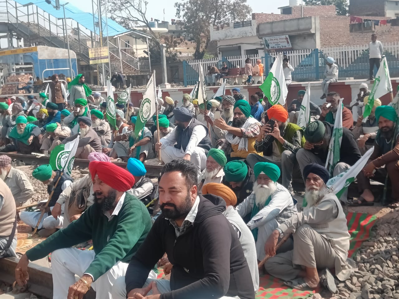 Indian Farmers' Union Dakonda protested against the central government by blocking the Bathinda-Chandigarh railway line