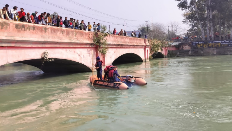 Car fell into Ganganahar