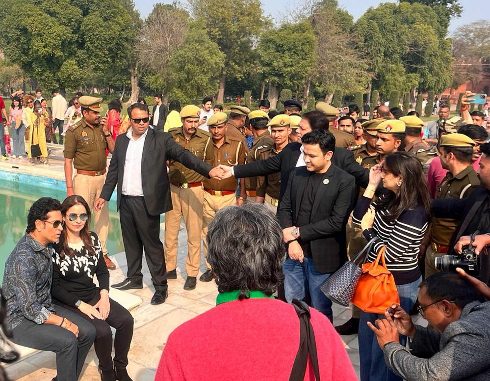 Cricketer Sachin Tendulkar and his wife Anjali visits Tajmahal in Agra