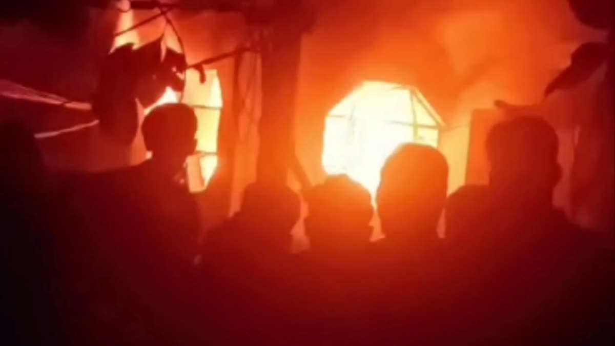 house caught fire due to short circuit in Dhanbad