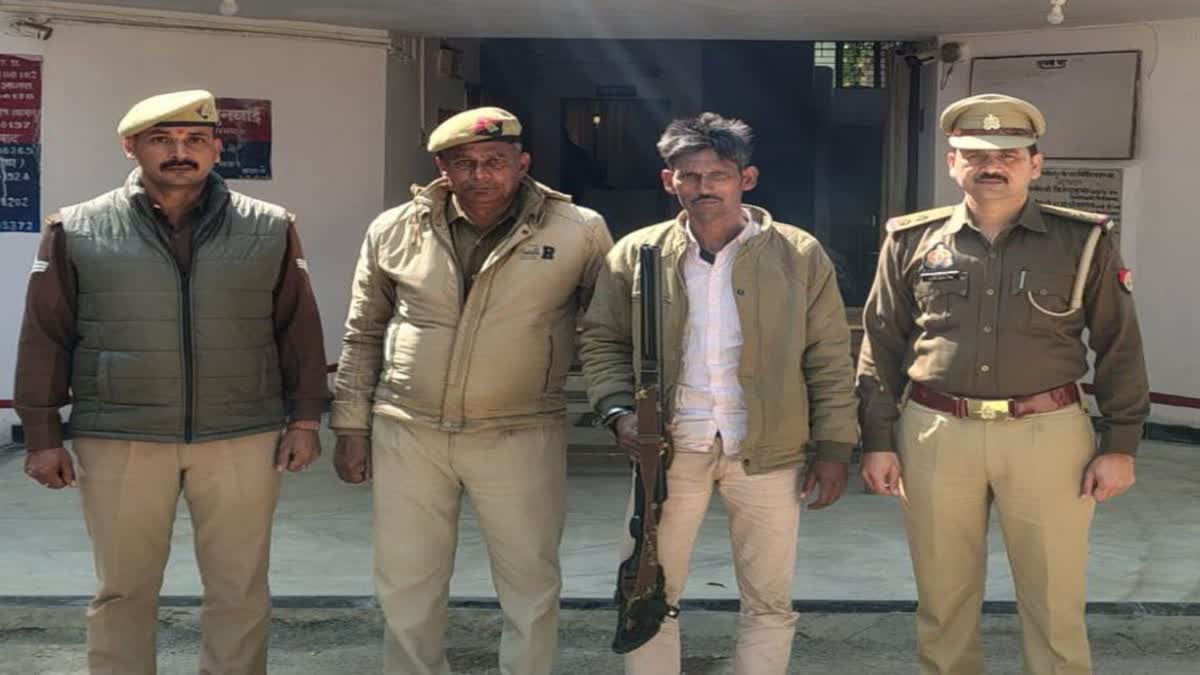 पुलिस ने लूटी गई दूसरी रायफल भी बरामद कर ली है.