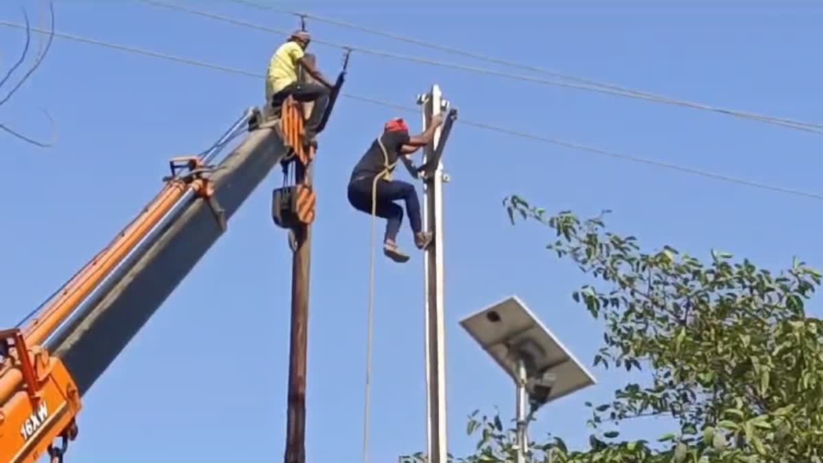 electricity-work-is-being-done-without-safety-measures-in-giridih