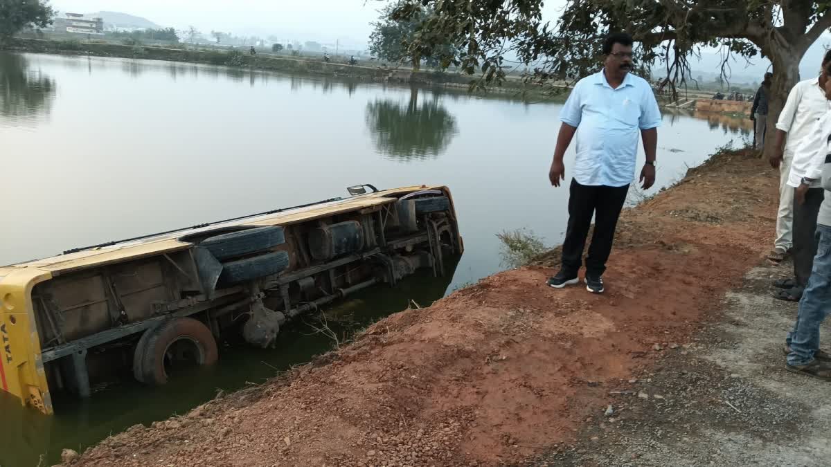 School_Bus_Plunges_Into_Pond