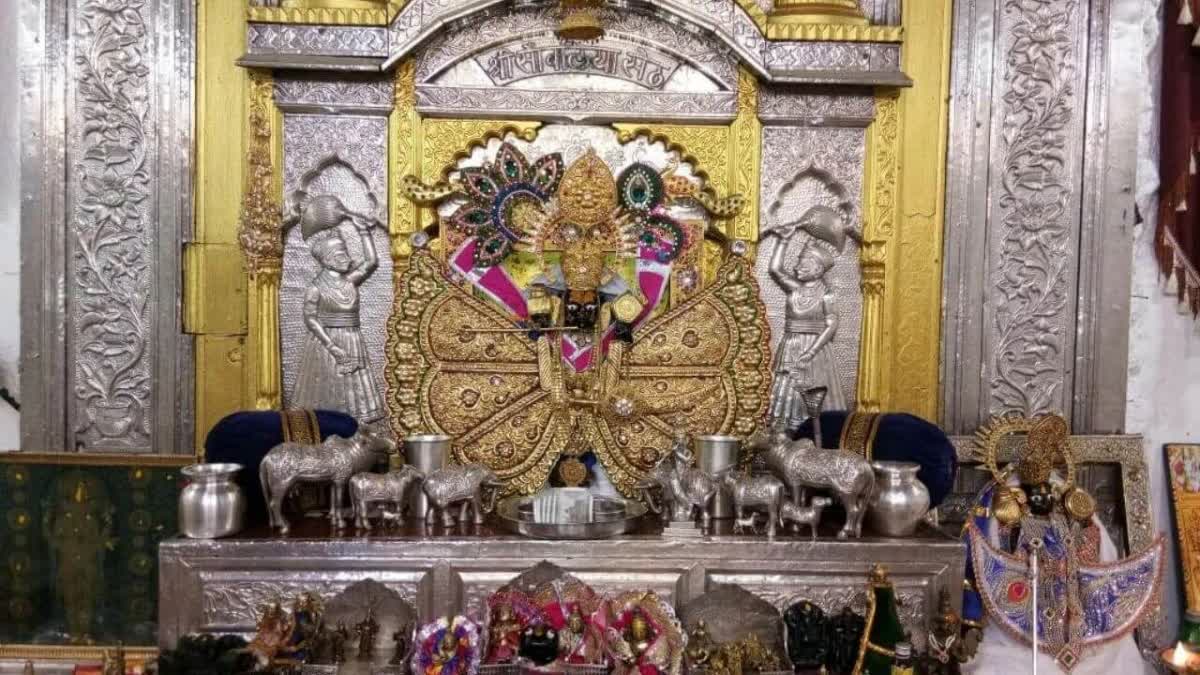 Sanwalia Seth Temple, Opium inside donation box of Temple