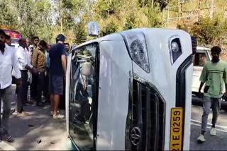 ELEPHANT ATTACK  കാട്ടാന ആക്രമണം  കാർ കുത്തി മറിച്ച് കാട്ടാന  WILD ELEPHANT HIT A CAR IN MUNNAR