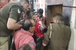 पुलिसकर्मियों ने बुजुर्ग महिला को झरोखे से दर्शन कराया.