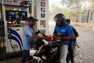 Petrol Diesel Prices: पेट्रोल-डिझेलच्या किंमतीत कपात; मुंबईकरांच्या संमीश्र प्रतिक्रीया