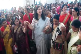 Saroj Pandey Dance With Anganwadi Workers