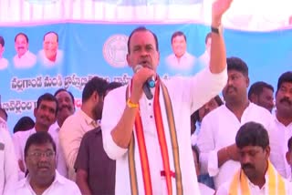 Minister Komatireddy fires on KCR