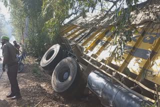 A truck full of cement overturned at Bajjal gate