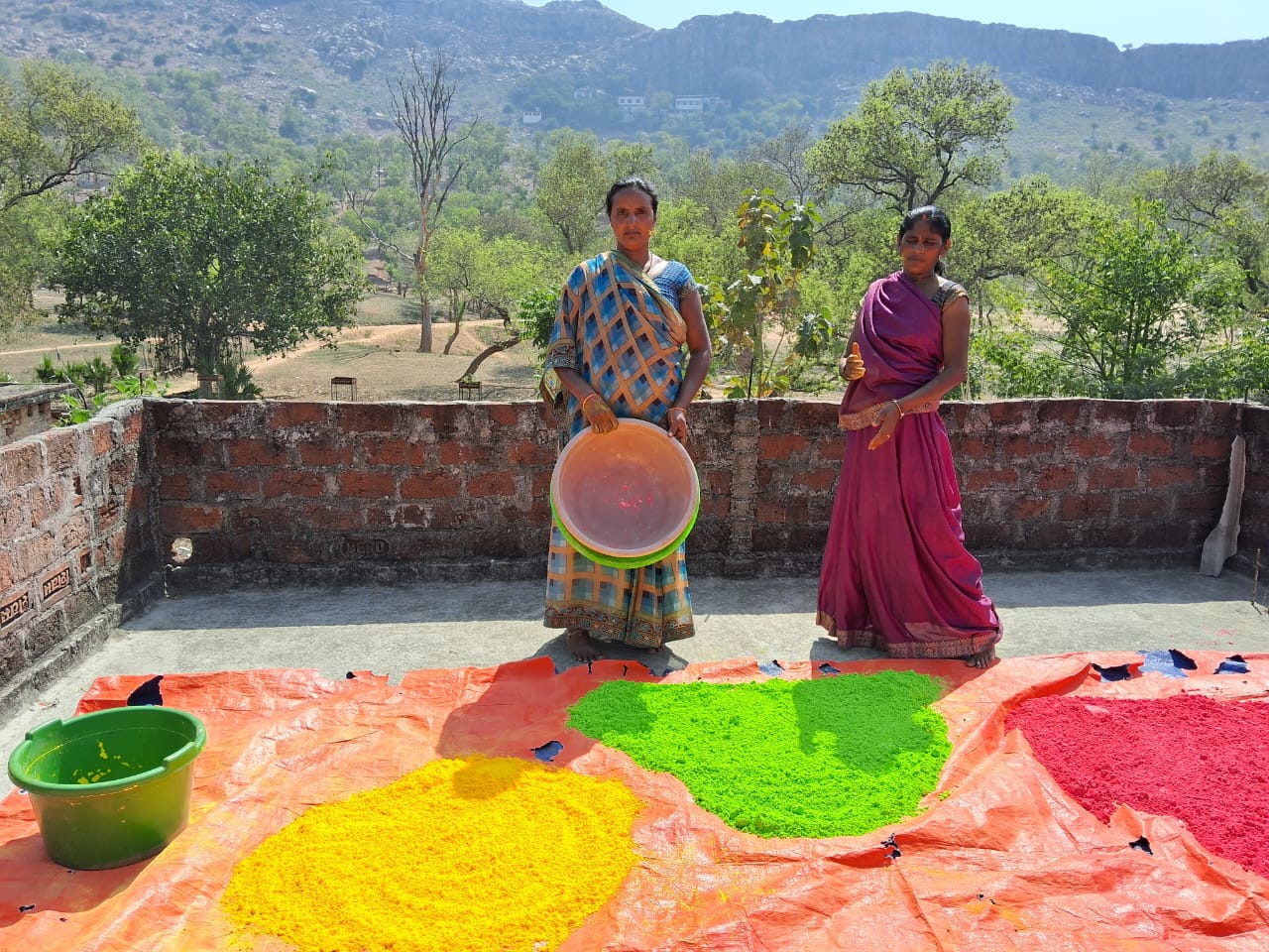 हर्बल गुलाल बनाती महिलाएं