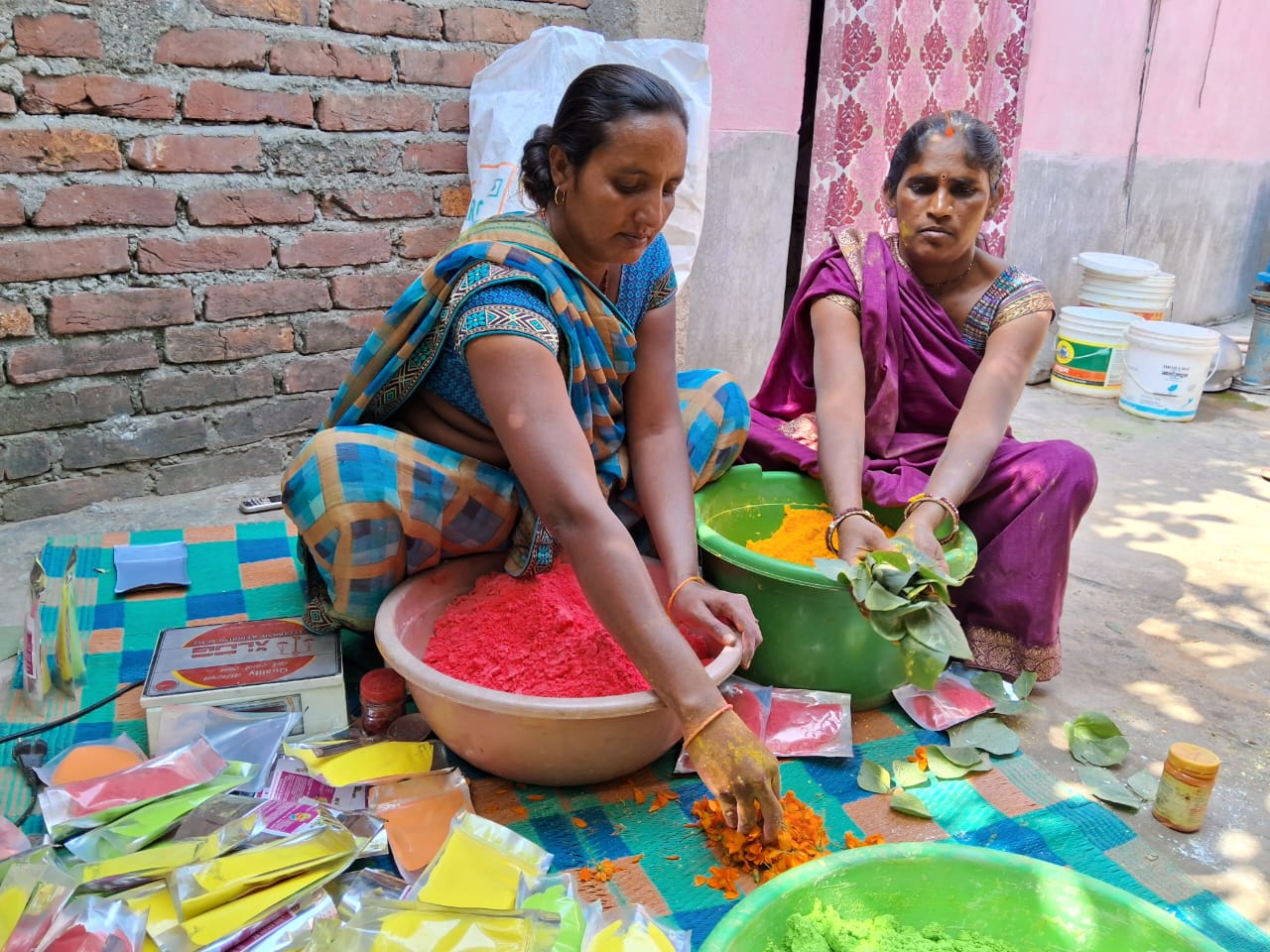 हर्बल गुलाल बनाती महिलाएं