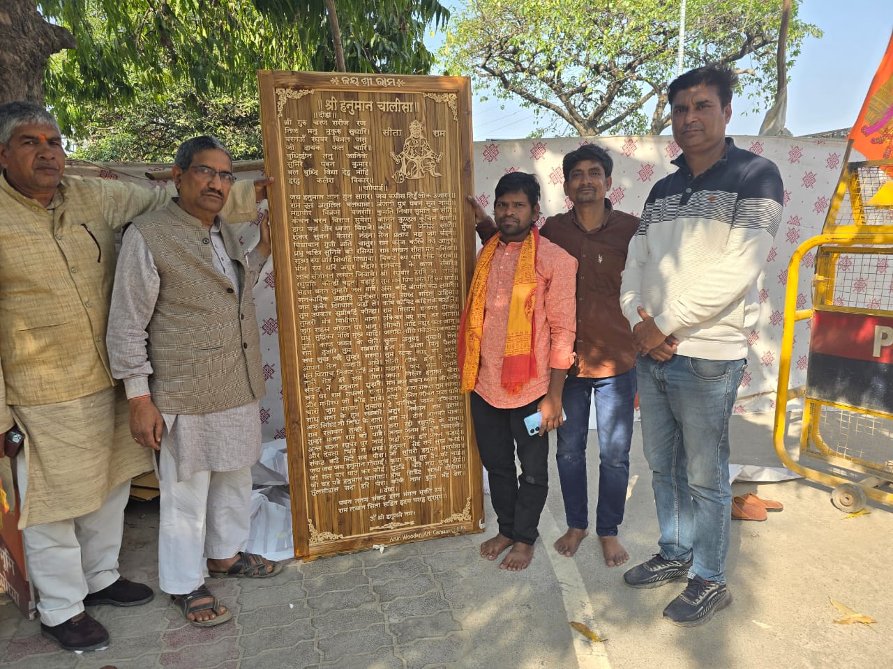 Odisha artist carves 'Hanuman Chalisa' on wood,  Presents to Ayodhya's Ram Temple