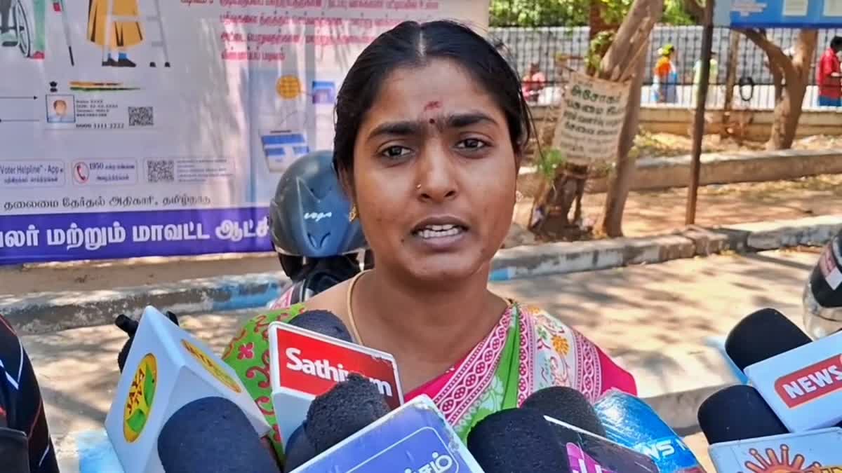 மாணவரின் தாயார் அம்மு