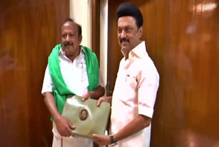 வேளாண் பட்ஜெட்டுடன் முதலமைச்சர் மற்றும் வேளாண் அமைச்சர்