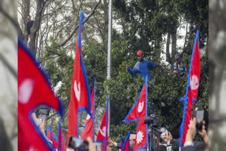 नेपाळचे माजी राजा ज्ञानेंद्र शाह यांचे काठमांडू, नेपाळ येथील त्रिभुवन आंतरराष्ट्रीय विमानतळावर आगमन झाल्यावर त्यांचे स्वागत करण्यासाठी समर्थक जमलेले लोक