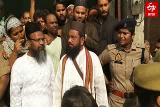 विरोध प्रदर्शन करते लोग.