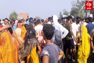 सड़क जाम करते आक्रोशित ग्रामीण.