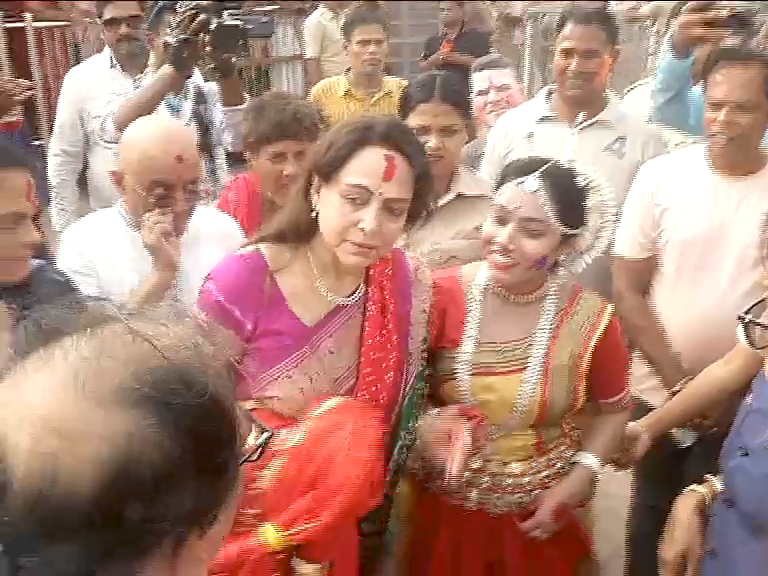 hema malini celebrated holi in puri
