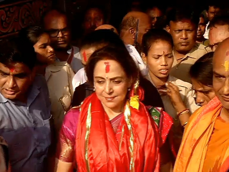 hema malini celebrated holi in puri