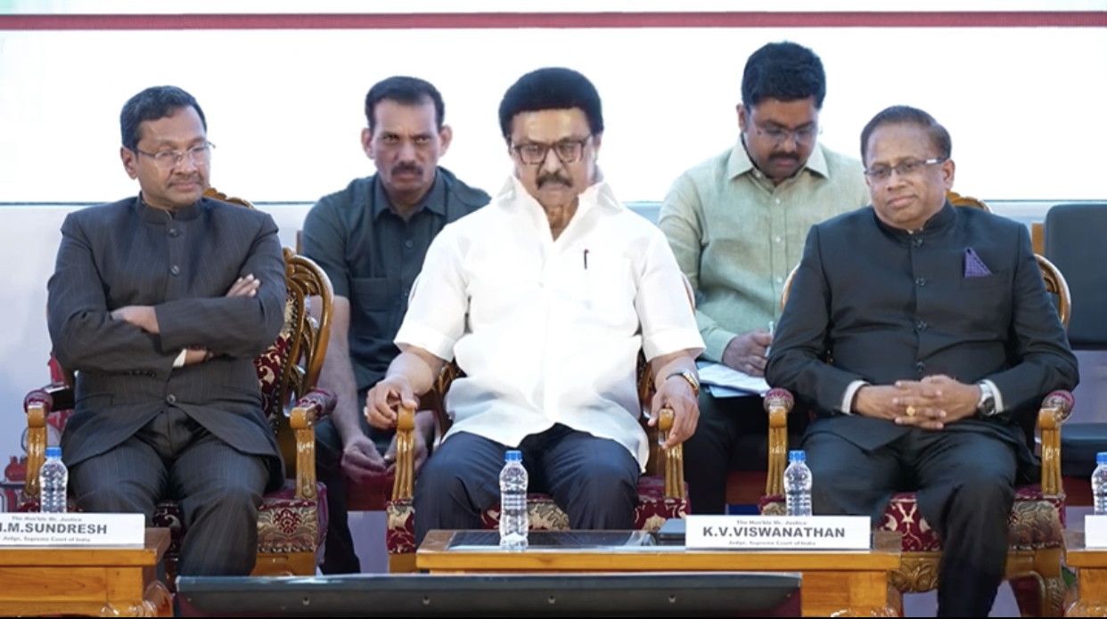 நீதிபதிகளுடன் முதலமைச்சர்