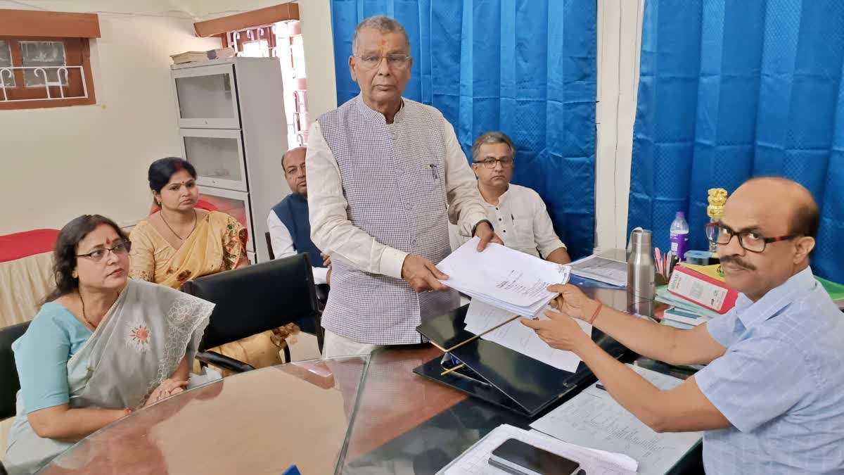 जदयू प्रत्याशी रामप्रीत मंडल ने नामांकन कराया