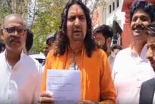 MLA Balmukundacharya gave a memorandum to the Collector regarding the matter of taking down the saffron flag from the pillars.