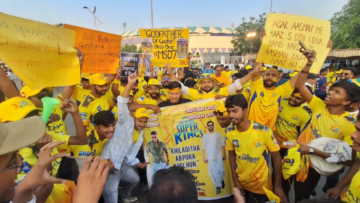 एमएस धोनी के प्यार में डूबा लखनऊ, इकाना बना कैप्टन कूल के दीवानों का नया ठिकाना
