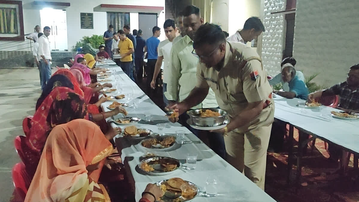 Sho Rajendra Singh serving food to sanitation workers at police station