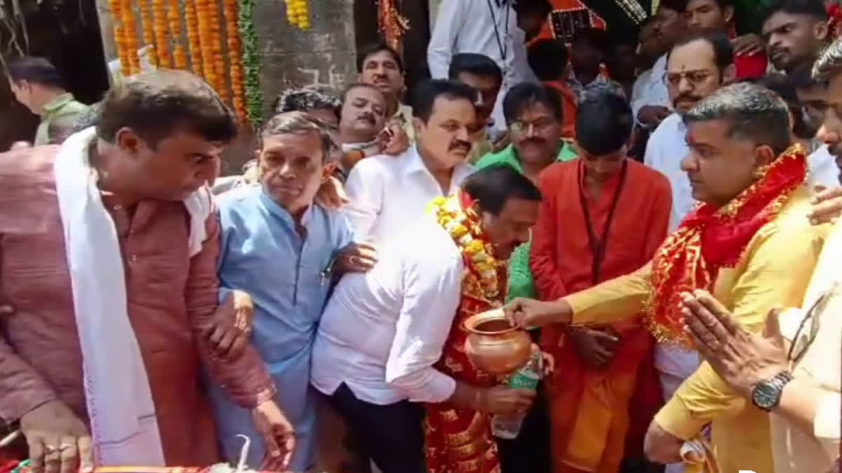 DEWAS CONGRESS WASH FEET PRIESTS